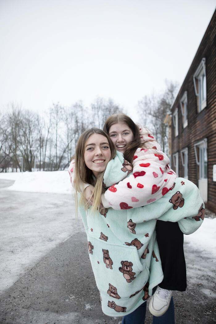 VENNER FOR LIVET. Emilie Thorsen og Aurora Emilie Solgaard henger sammen store deler av døgnet og føler de er en del av en stor og fin familie på skolen.