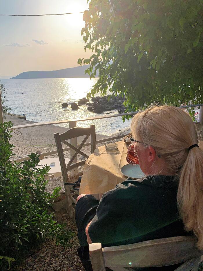 LADESTASJON. Her i den greske byen Kardamili i Peloponnes har Siri og familien hatt sitt ferieparadis i over 20 år. (Foto. Privat).