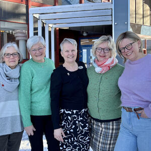Fem kvinner utenfor Brumunddal bibliotek