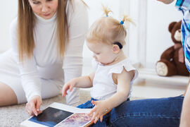 TALETRENING. Foreldre spiller er viktig rolle i utviklingen av talespråket til barn med nedsatt hørsel. Foto. Colourbox
