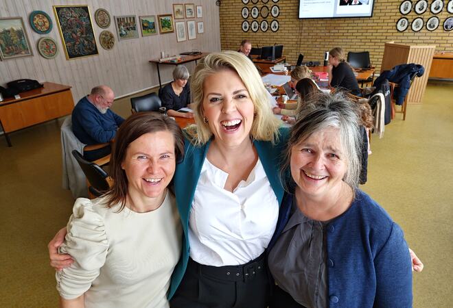 Monica Sølyst (til venstre), Anne-Hege Svartdal og Tone Telnes i Nidelvaprosjektet. (Foto: Styrk Fjærtoft)