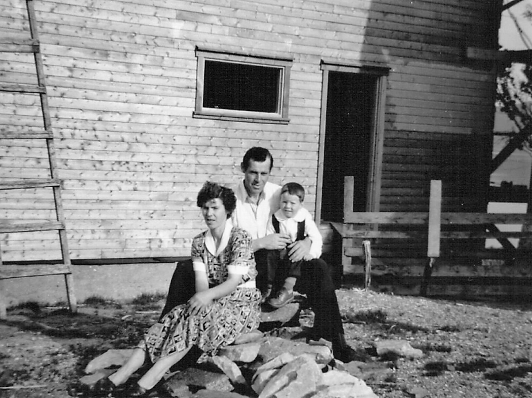 LILLEGUTT. Lille Jan med foreldrene Jorunn og Alf på Ræsanes gård i Balsfjord i Troms på slutten av 1950-tallet. Jan fikk etter hvert ansvaret for å fôre grisene. Han lærte seg å ri på dem, noe det dessverre ikke fins bilder av. Foto. privat