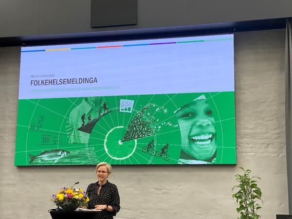 STOLT. Helse- og sosialminister Ingvild Kjerkol presenterer hvilke tiltak regjeringen vil innføre for å jevne ut sosiale helseforskjeller i Norge de neste fire årene. Foto. HLF