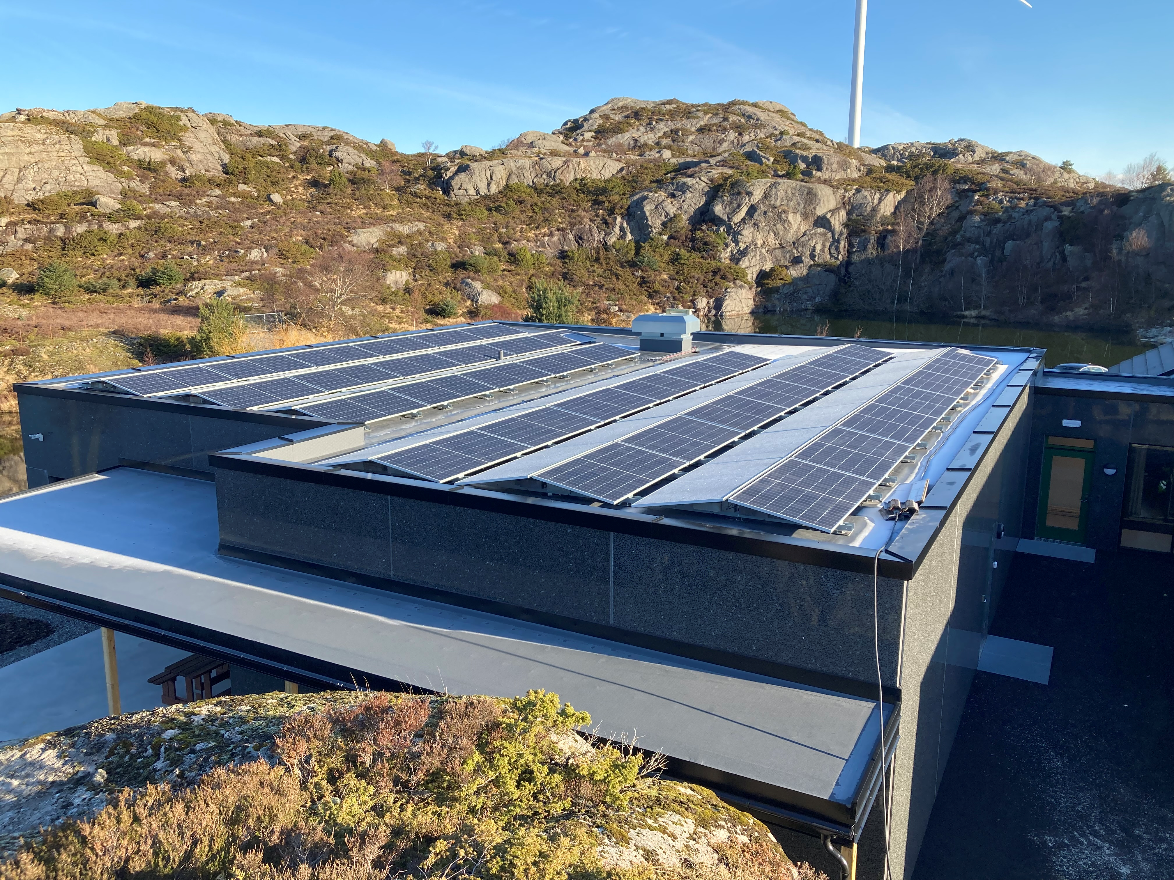 Bilde viser ferdig installerte solceller på taket til vårt nye bygg