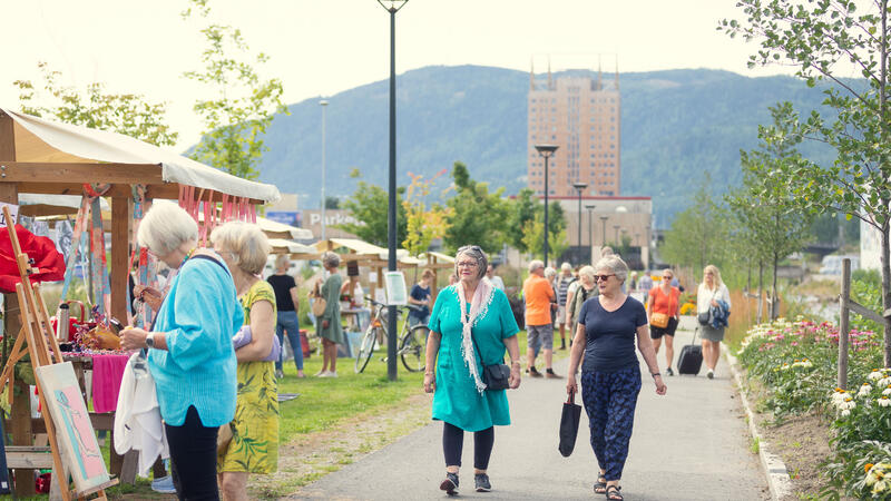 Foto av publikum som deltar på kunstvandring