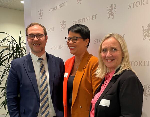 HØRING. HLFs generalsekretær Inger Helene Venås (i midten) og politisk sjef Merete J. Orholm talte hørselens sak i møte med Stortingets helse- og omsorgskomité og saksordfører Erlend Svardal Bøe fra Høyre. Foto. HLF