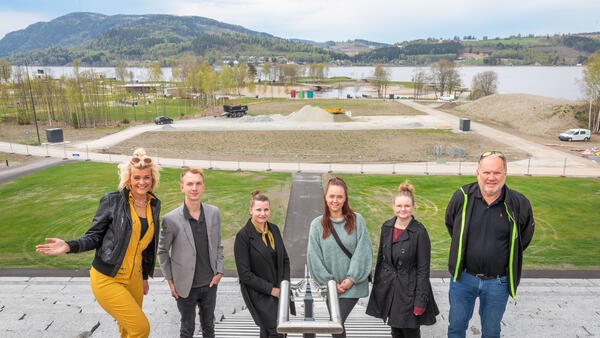 Kommunen med samarbeidspartnere ønsker velkommen til folkefesten i Mjøsparken 10. juni Foto av arrangører av folkefesten i Mjøsparken