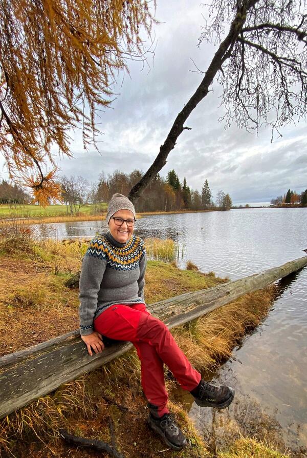 GLEDE. Naturen er et sted hvor Tove Kristin Strømsvåg finner ro og tid til ettertanke. Hun omtaler timene utendørs som meditasjon og medisin mot tinnitus. Foto. Heidi Løkken