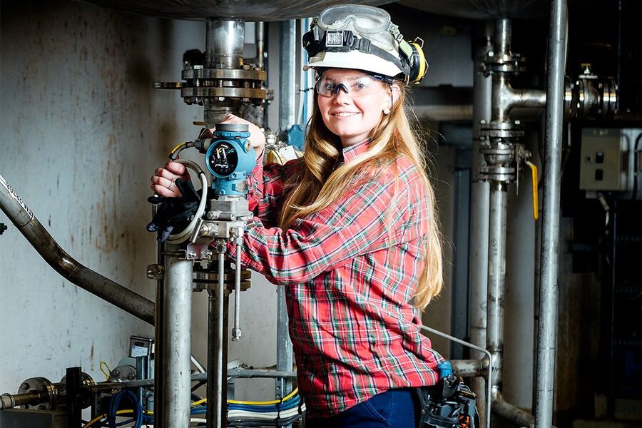  Folk som fraråder yrkesfag har så alt for lite kunnskap om hva de innebærer og hvilke muligheter du har, sier Anneline Tangen. Hun fikk jobb i Caverion med byggautomasjon etter endt læretid. Foto: Caverion.