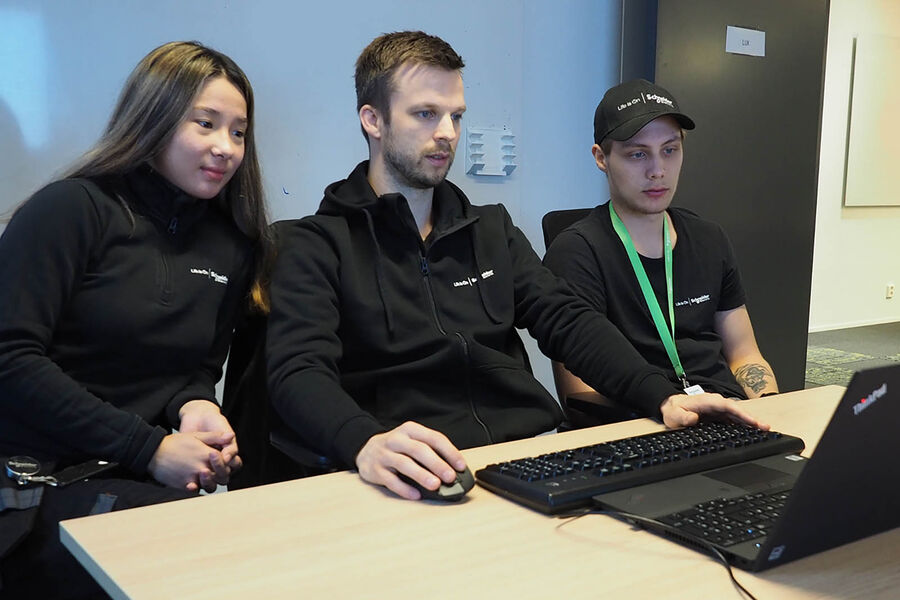 Fra venstre: Lærling Emilie Lindrup Johnsen, serviceingeniør Kristian Johansen og lærling Benjamin Andersen jobber sammen med justering av byggautomasjonsanlegget på hovedkontoret til Schneider Electric på Ryen, i Oslo.