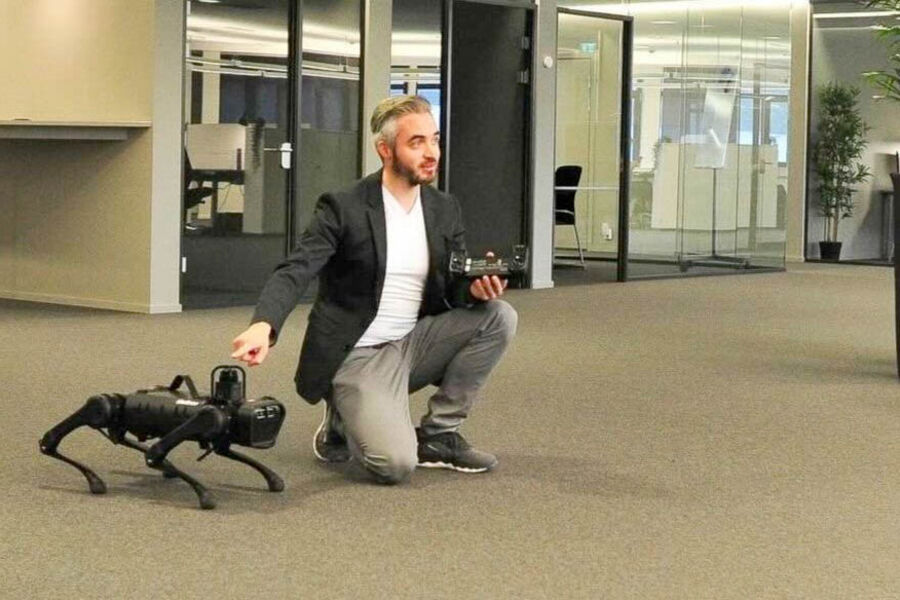 Lassie-show hvor Tommy Hagenes viser  robothund til drift- og forvaltning av bygg. 