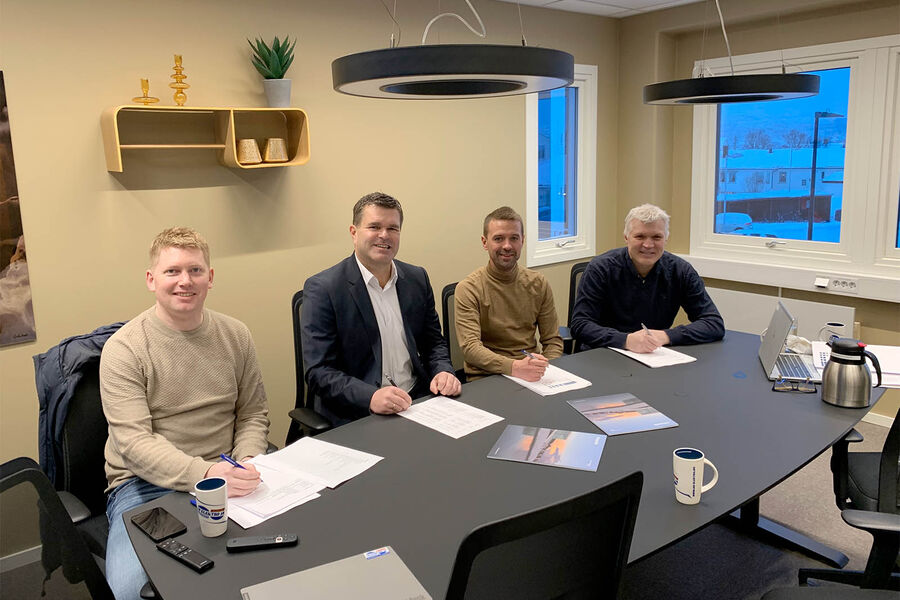 Signering: Fra venstre: Harald Ås Farstad, eier og daglig leder i AB Elektro AS, Ronny Øvrevik, divisjonsdirektør for divisjon Kysten i Bravida Norge, Daniel Åsheim, eier og prosjektleder i AB Elektro AS og Torfinn Rolandsen, regionsdirektør for region Nord i Bravida Norge.
