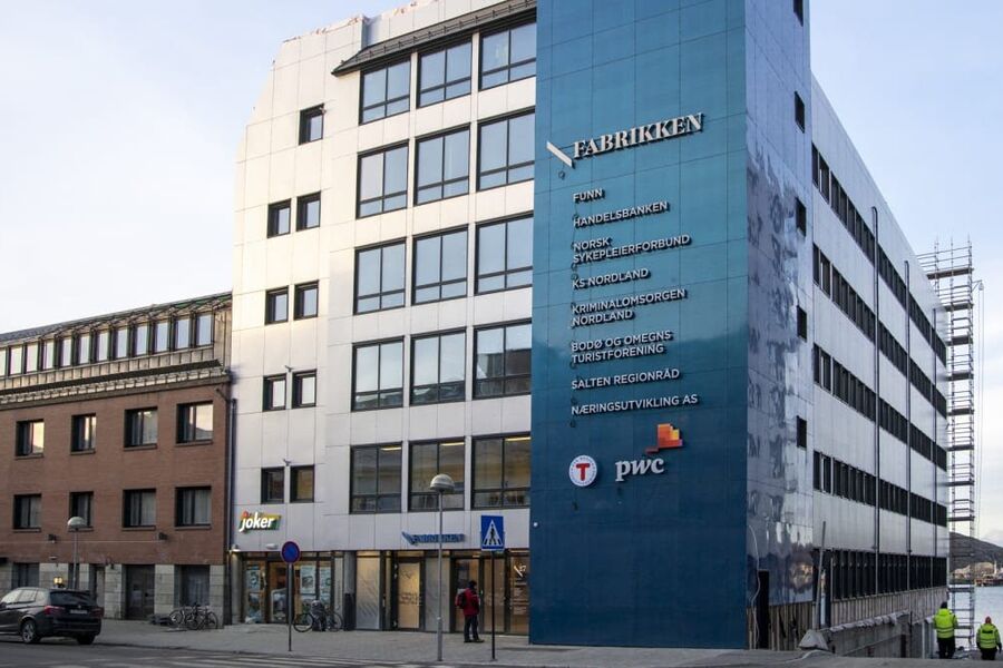 Gammelt tønneverksted i det nye Ramsalt-området i Bodø. Bygget har blitt omgjort til et moderne kontorlokale og fått navnet Fabrikken.