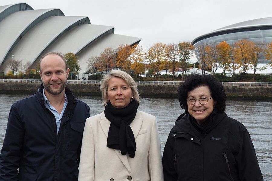 Ledelsen i Schneider Electric AS er tilstede i Glasgow denne uken. Her ser vi fra venstre, bærekraftssjef Jonas Normann, administrerende direktør Karoline Nystrøm, og kommunikasjonssjef Stefania Righetti Nilsen.