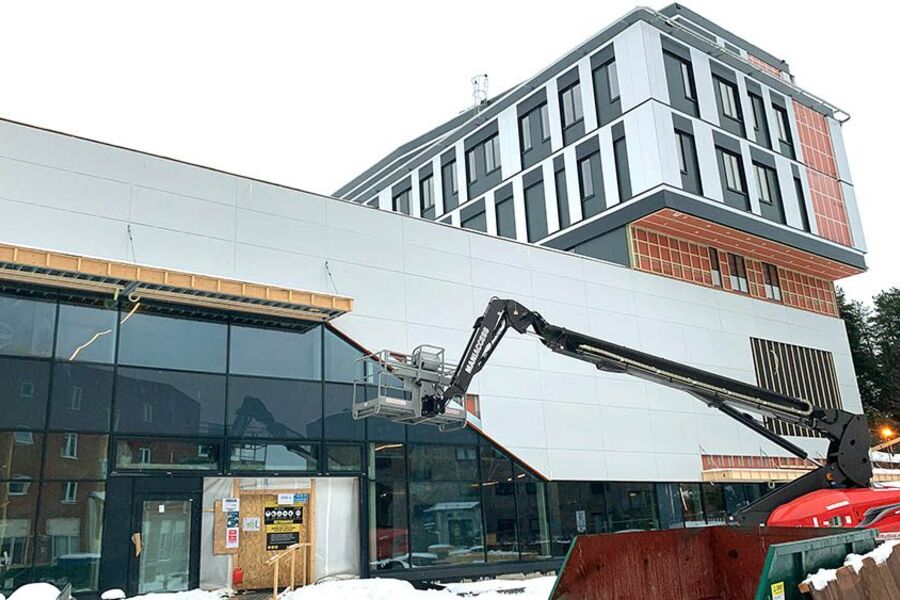Butikklokalene ved Holmlia senter er ikke fullt utleid ennå, og det gjør null feil-ambisjonen mer krevende. Bildet tatt i mars. 7 måneder før overlevering.