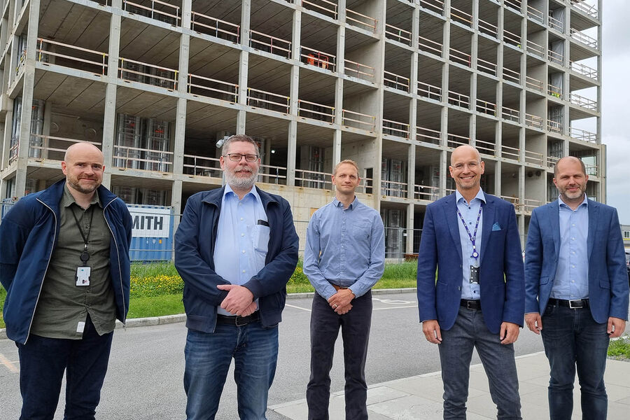 Atle Knutsen, prosjektleder Helse Vest IKT, Ole Petter Rønningen, prosjektleder IKT Nye SUS, Tommy Sæther, prosjektleder IKT Nye SUS, Stein Arne Skartveit, Senior Sales Executive Kinly og Anders Egeland, Consultancy & Design Director Kinly. Foto: Ingveig Tveranger/Nye SUS