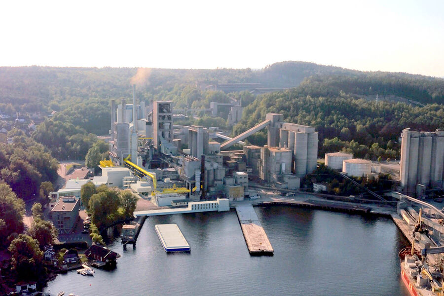 400.000 TONN CO2: Anlegget, som her er lagt inn og farget gult i bildet av Norcem-fabrikken i Brevik, skal fange 400.000 tonn CO2 årlig, noe som tilsvarer årlige utslipp fra rundt 200.000 fossildrevne biler.