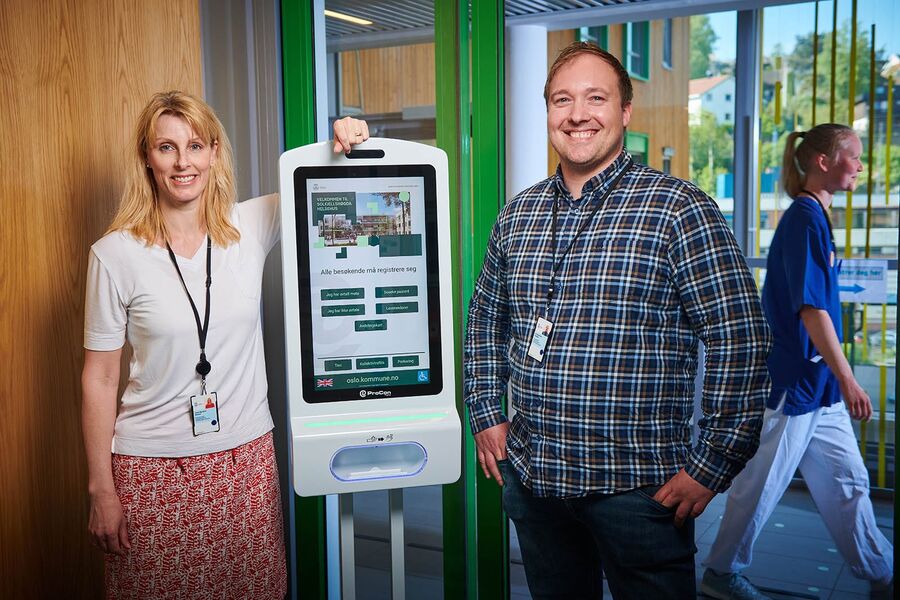 Institusjonssjef hos Solfjellshøgda Helsehus i Oslo kommune, Irene Gynnild Ponton og Kai Inge Gram Solheim, prosjektleder digitalisering og velferdsteknologi, er godt fornøyd med den valgte Digitale HelseVert-løsning fra Procon Digital.