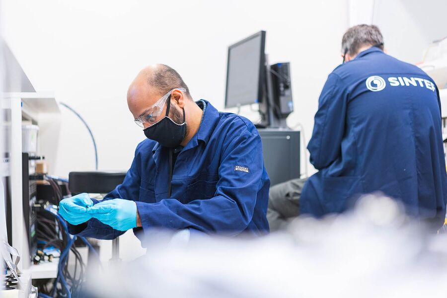 SINTEF-forsker Kaushik Jayasayee i et av SINTEFs laboratorier på Gløshaugen, Trondheim. Foto: Edvin Wiggen Dahl
