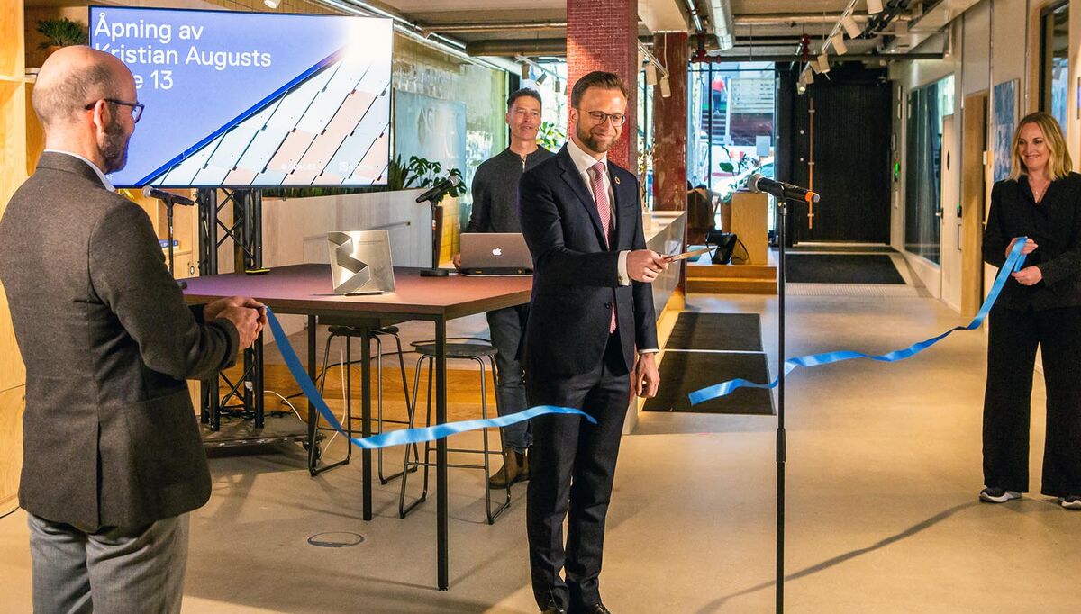 Kommunal og moderniseringsminister Nikolai Astrup sto for snorklippingen under åpningen av KA13 (Foto: Tove Lauluten) 2021-04-23-entra-kr-augustgt-13