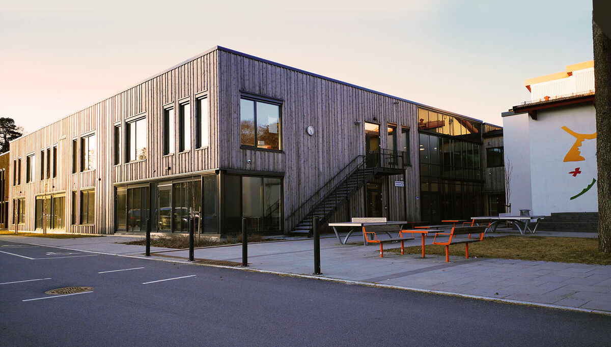 Eilert Sundt videregående skole i Lyngdal er bygd for framtiden med blant annet robuste og klimavennlige materialer. Foto: Steinar Vatne, Rambøll. 2021-03-12-ramboll
