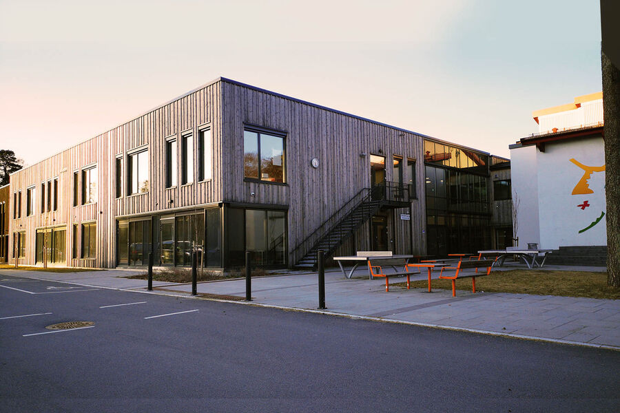 Eilert Sundt videregående skole i Lyngdal er bygd for framtiden med blant annet robuste og klimavennlige materialer. Foto: Steinar Vatne, Rambøll.