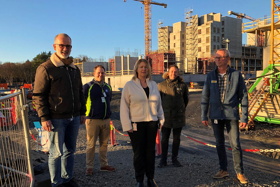 Bildet fra venstre; Lars Egil Borsheim, prosjektleder bygg Nye SUS, Jonas Nordnes Berglind, jurist/rådgiver anskaffelser Nye SUS, Ragnhild M. Bø, prosjektleder logistikk, Daniel Wærholm, daglig leder Montasjelaget og Rolf Thingbø, prosjektleder Montasjelaget. Foto: Nye SUS/Helse Stavanger