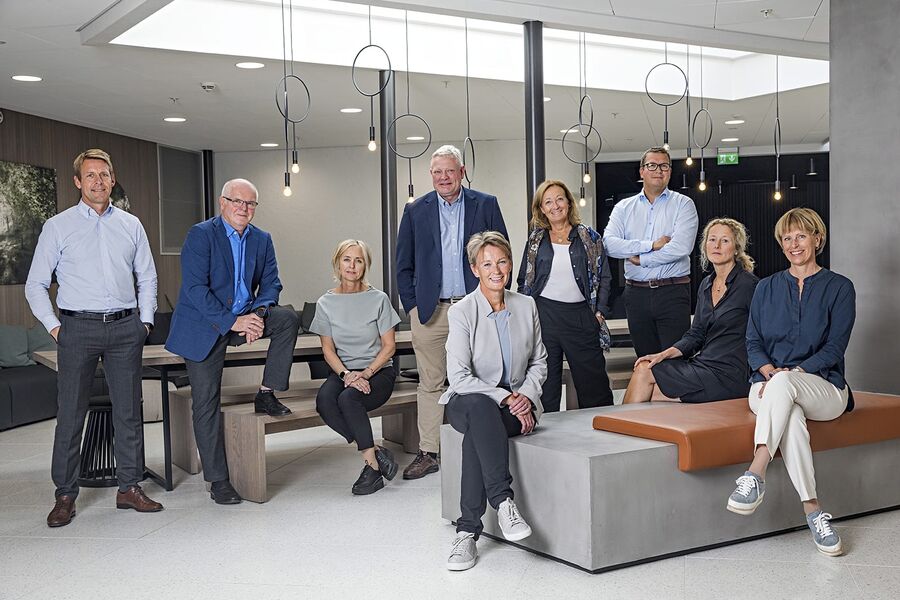Asplan Viaks ledergruppe: Ola Svenningsen (CFO), Lars Line (Teknologidirektør), Anne Marie Villa (HR-direktør), Tor Gunnar Øverli (Divisjonsdirektør Digitale tjenester), Elisabeth Heggelund Tørstad (Administrerende direktør), Netten Østberg (Innovasjons- og markedsdirektør), Per Christian Randgaard (Divisjonsdirektør Infrastruktur), Lise Haaland Eriksen (Divisjonsdirektør Arkitektur og bygg) og Randi Svånå (Divisjonsdirektør Analyse, plan og landskap). Foto: Nina Rangøy.