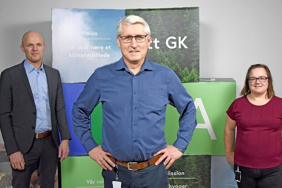 Rune Hardersen (t.v.), administrerende direktør i GK Norge, er godt fornøyd med ansettelsen av Arne Dahl (i midten) som administrerende direktør i GK Elektro. Linda Lyngstad (t.h.) blir ny økonomisjef.