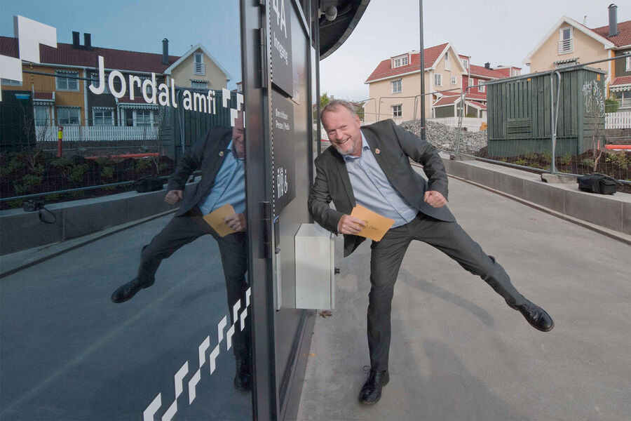 Byrådsleder i Oslo Raymond Johansen på vei inn i det nye Jordal Amfi.
