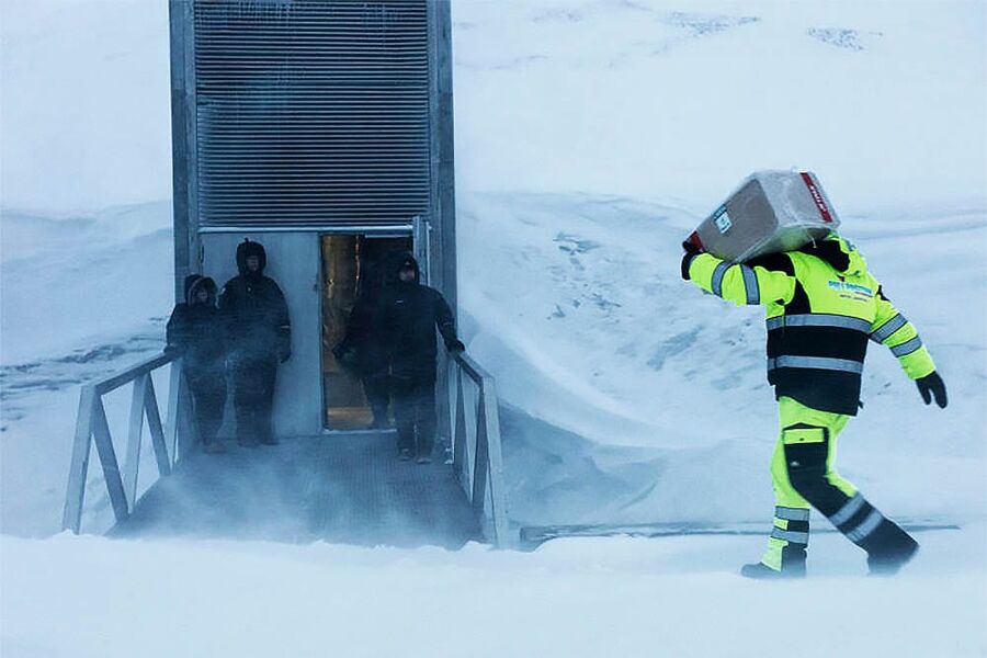 2020-09-25-iwmac-frolageret-svalbard-inngang-foto-seedvault