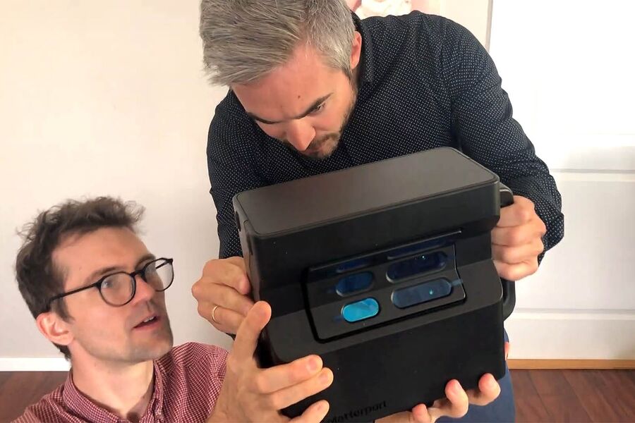 Utpakking av Matterport 3d. Til venstre Martin McGloin i Airthings og Tommy Hagenes. Foto fra Video Proptech Bergen.