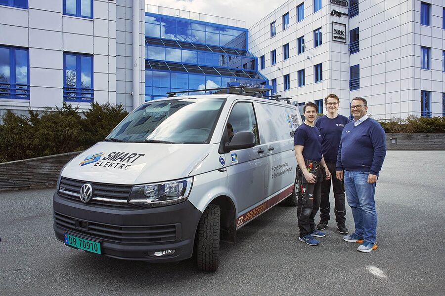 Smart Elektro har igangsatt et pilotprosjektet med eiendomsselskapet Eiendomsspar i Karihaugveien 89 (K89) på total renovering av det elektrotekniske anlegget. Her er Pål Eriksen sammen med montørene Olav Syversen (i midten) og
Kim Robert Gustavson (til venstre).  