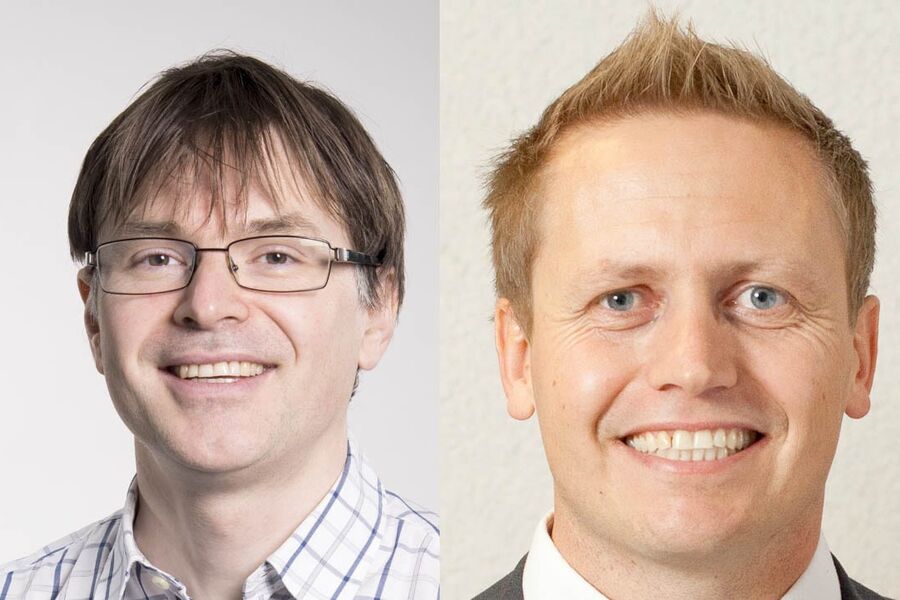 Sjefforskerne Torgeir Dingsøyr (til venstre) og Nils Brede Moe ved SINTEF Digital er årets vinnere av SINTEFs pris for fremragende forskning. Foto: SINTEF 