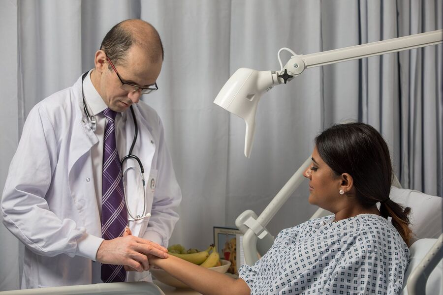 Carelite, kombinert lese- og pleiearmatur. Foto: Glamox