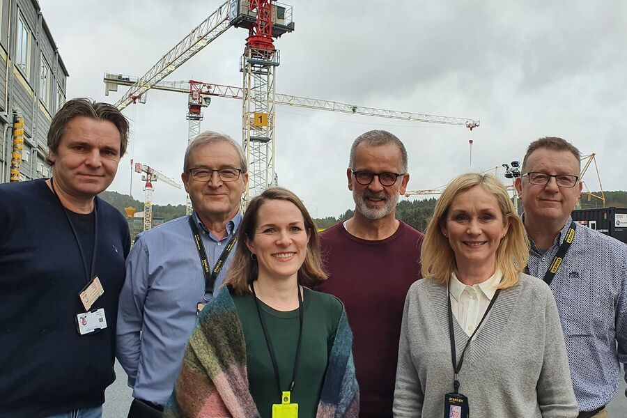 På bildet, fra venstre;

John Jakobsen, prosjektleder bygg SUS2023, Eivind Lund, prosjektleder Stanley Security, Karen Mauritzen Midbøe, rådgiver anskaffelser SUS2023, Lars Egil Borsheim, prosjektleder bygg SUS2023, Else Marie Thue Solli, avdelingssjef Rogaland Stanley Security og Ove Nygaard, salgsleder, Stanley Security. Foto: Ingveig Tveranger/SUS2023