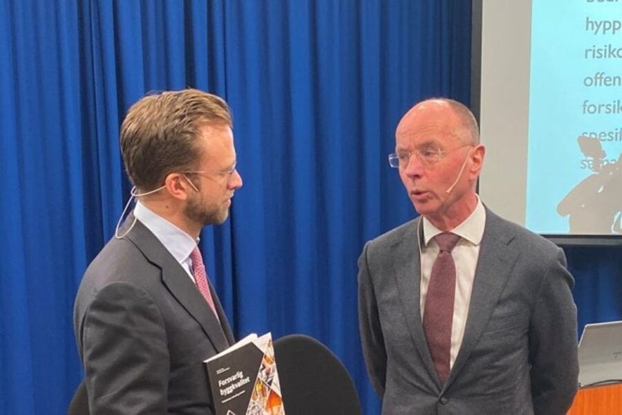 Kommunal- og moderniseringsministeren mottar rapporten.Foto: KMD