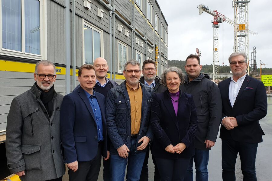 På bildet fra venstre;

Lars Egil Borsheim, prosjektleder bygg, SUS2023, Ståle Hus, avdelingsleder kommunikasjon og helseteknologi OneCo, Geir Sivertsen, salgssjef OneCo, Kjell Arne Giske, administrerende direktør OneCo, Ole Petter Rønningen, rådgiver IKT SUS2023, Kari Gro Johanson, prosjektdirektør SUS2023, Jonas Nordnes Berglind, rådgiver anskaffelser SUS2023 og Tor Willy Lien, CEO Best Teleprodukter AS. Foto: Torbjørn Stensland/SUS2023