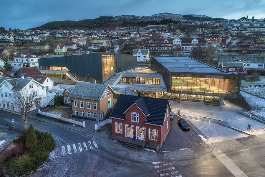 Arena Ulstein hvor MOE har prosjektert samtlige VVS-installasjoner, bidratt med el-kompetanse og ikke minst levert ekspertise innen svømmehallsteknikk. Foto: Per Eide studio