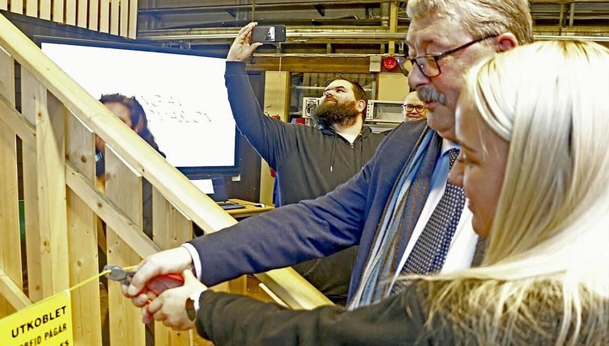 Fungerende fylkesordfører Knut Petter Torgersen og nestleder i elevrådet Ida Erikstad Nilsen. Foto: Trond-Erlend Willassen saltdal-vgs-byggautomasjonslab-snorklipping