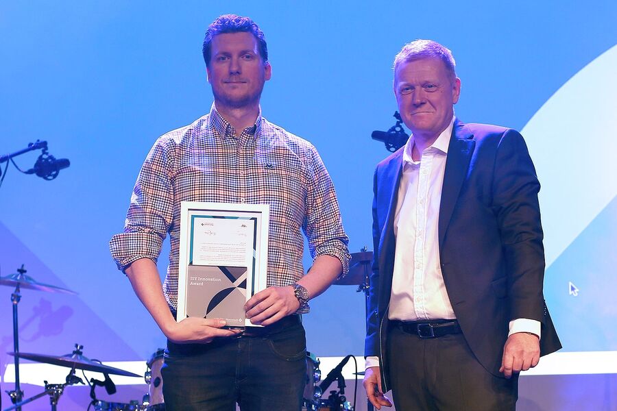 Adm.dir. Ola Greiff Johnsen i NoIS (t.h.) ovverrekker ISY Innovation Award til Inge Handagard og AF Gruppen under ISYdagene 2019.