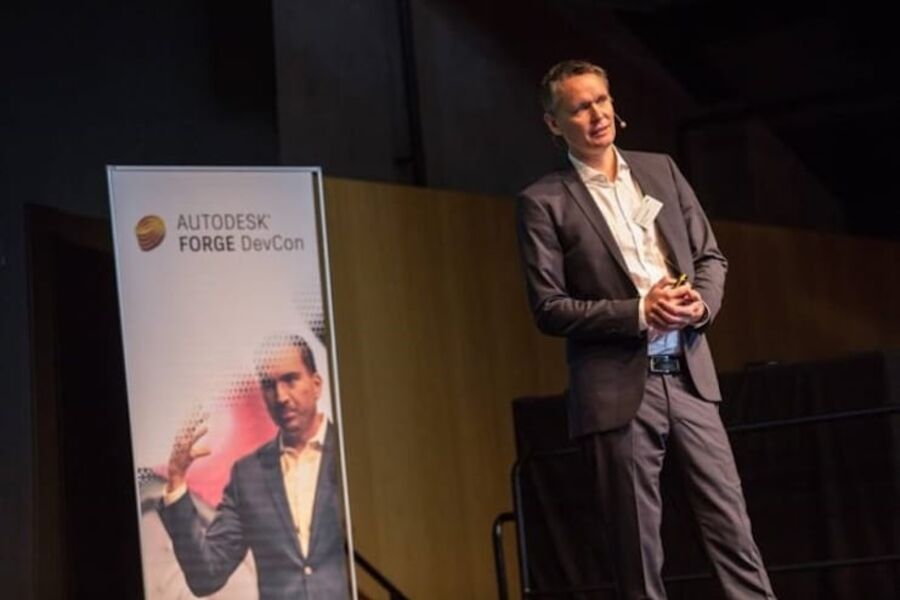 Frode Tørresdal på scenen under konferansen. Foto: Autodesk.