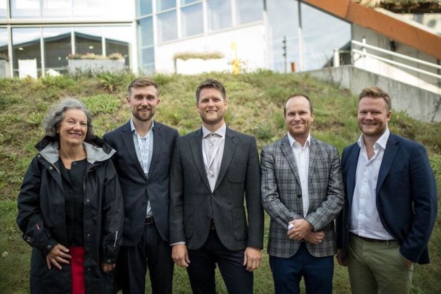 Fra venstre: Prosjektdirektør Kari Gro Johansen (SUS2023), BIM Manager Torgeir Fadnes (COWI), BIM Manager Kristoffer Tungland (COWI), Derek Wright (Signify), forretningsutvikler Haavard Tufta (COWI). Foto: COWI / Kristoffer Jakobsen.