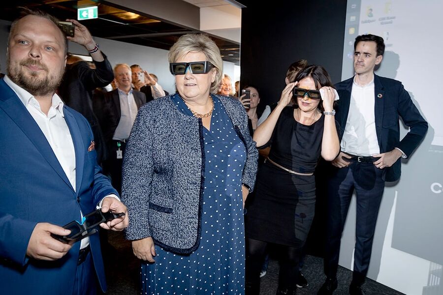 Statsminister Erna Solberg fikk teste digitale verktøy da hun åpnet CoLab, bransjens nye samlingspunkt og testsenter. Foto: Morten Bendiksen 