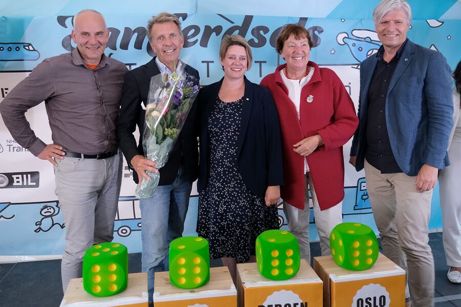 En strålende fornøyd Per A. Thorbjørnsen mottok prisen årets Elbilhovedstad 2019. Her sammen med Ola Lund Renolen, varaordfører i Trondheim, Marte Mjøs Persen, ordfører i Bergen, Marianne Borgen, ordfører i Oslo og prisutdeler klima- og miljøminister, Ola Elvestuen. 