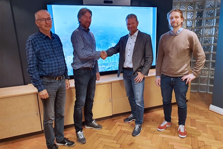 Fra venstre: Bjørn Blomvik, prosjektleder KF01 Tele og IT, Helse Bergen HF, Kristian Brandseth, prosjektleder for prosjektet BUS2, Helse Bergen HF, Dag Otterstad, VP Digital Energy, Schneider Electric, Øystein Nilsen,  prosjektleder komplett leveranse K501, Schneider Electric. Foto: Helse Bergen