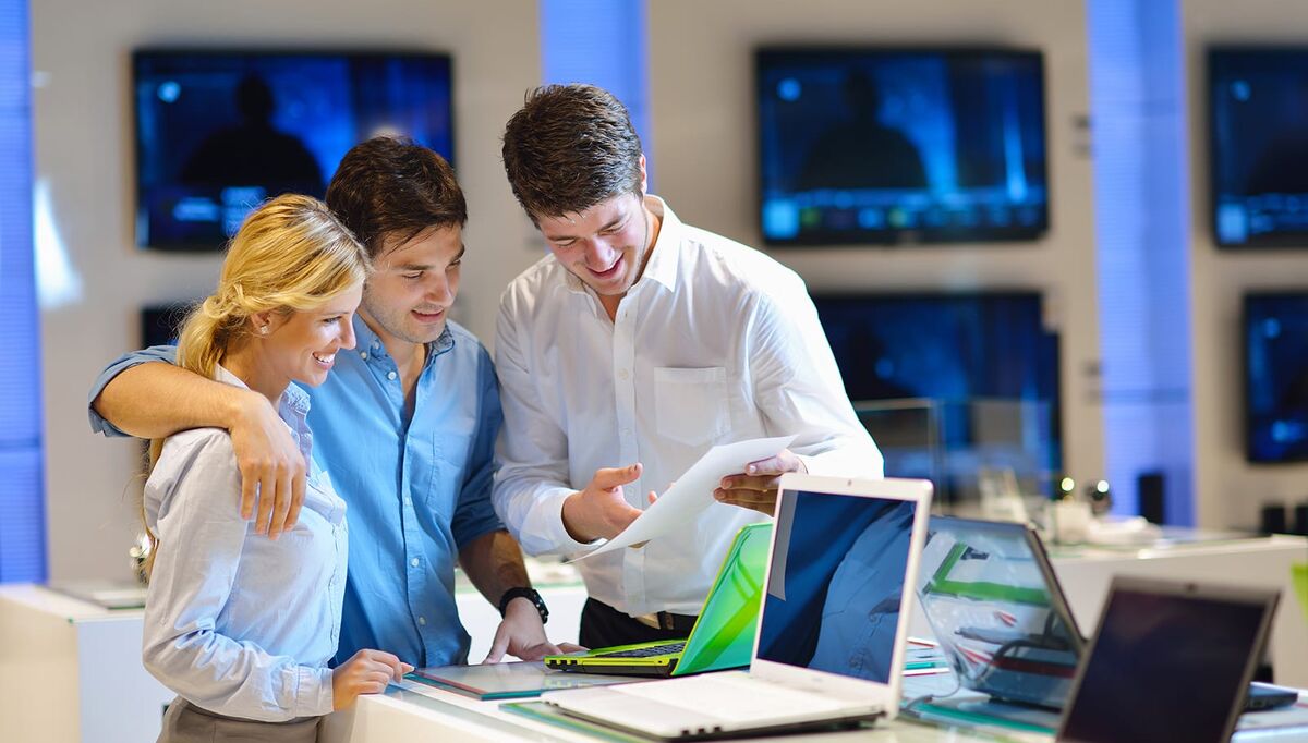 young-couple-in-consumer-electronics-store