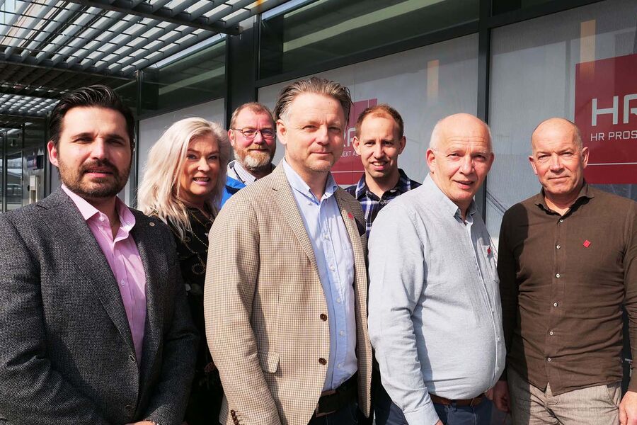 HRP er på plass i Fredrikstad. Foran f.v. Robert André Bjørnstad, som begynner som avdelingsleder i august, prosjektleder Nina Kvestad, direktør Erland Sveum, arkitekt Vidar Andersen og arkitekt Rino Fred Jensen. Bak f.v. teknisk prosjektleder Per Reidar Heimdal og prosjektleder Robert Dahl Seielstad.