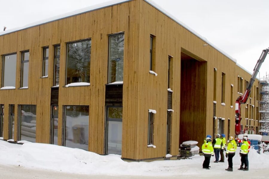 FULL FART: Fremdriften i skoleprosjektet er god blant annet takket være bruk av massivtre som byggemateriale.