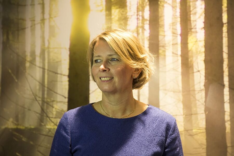 Administrerende direktør i Schneider Electric Norge, Karoline Nystrøm. Hun kickstarter Lets Connect ved å snakke om hvordan megatrendene urbanisering, digitalisering og elektrifisering.